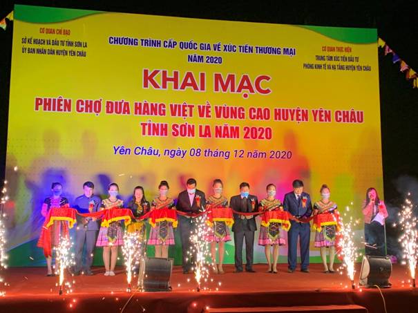 Khai mạc phiên chợ đưa hàng Việt Nam về vùng cao tỉnh Sơn La năm 2020 tại xã Phiêng Khoài huyện Yên Châu