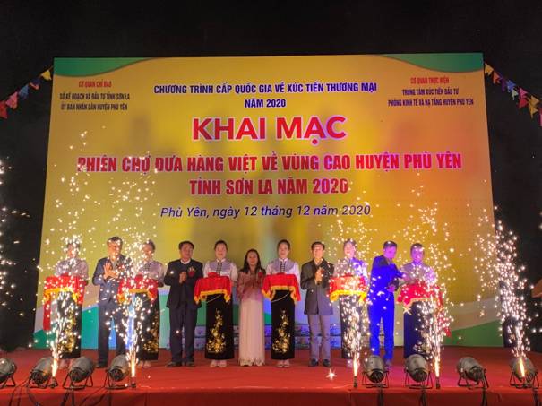 Khai mạc phiên chợ đưa hàng Việt Nam về vùng cao tỉnh Sơn La năm 2020 tại xã Tân Lang huyện Phù Yên